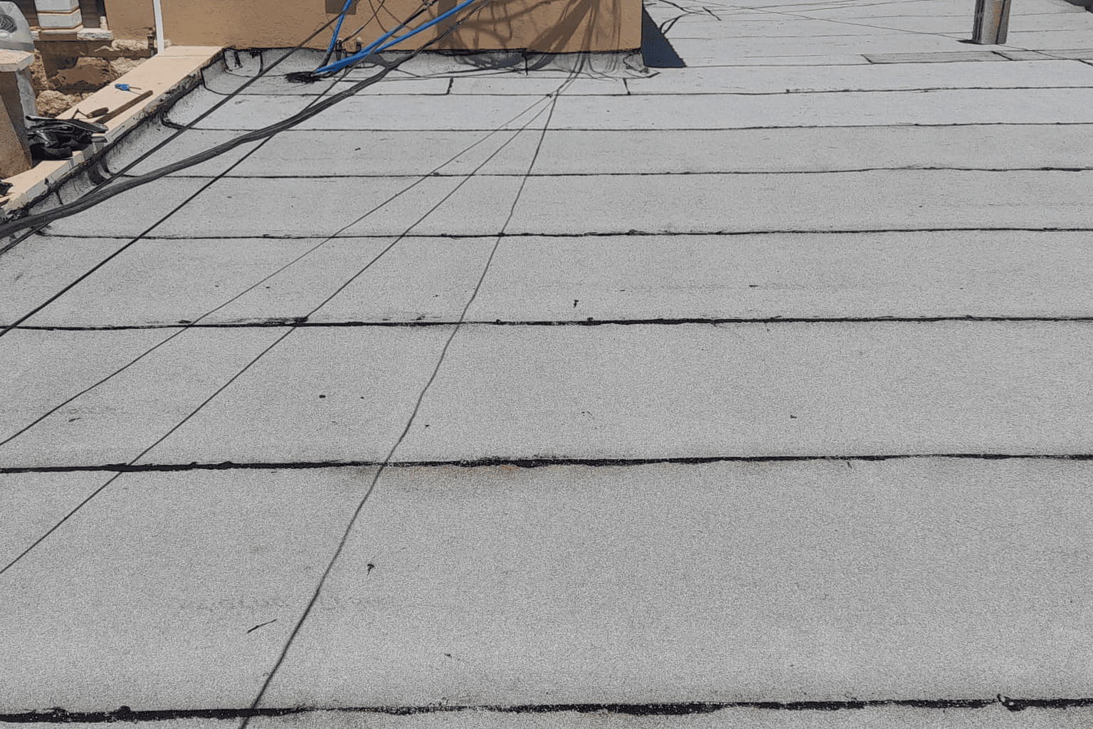יריעות ביטומניות מול חומרי מריחה — מה עדיף לגג שלכם?