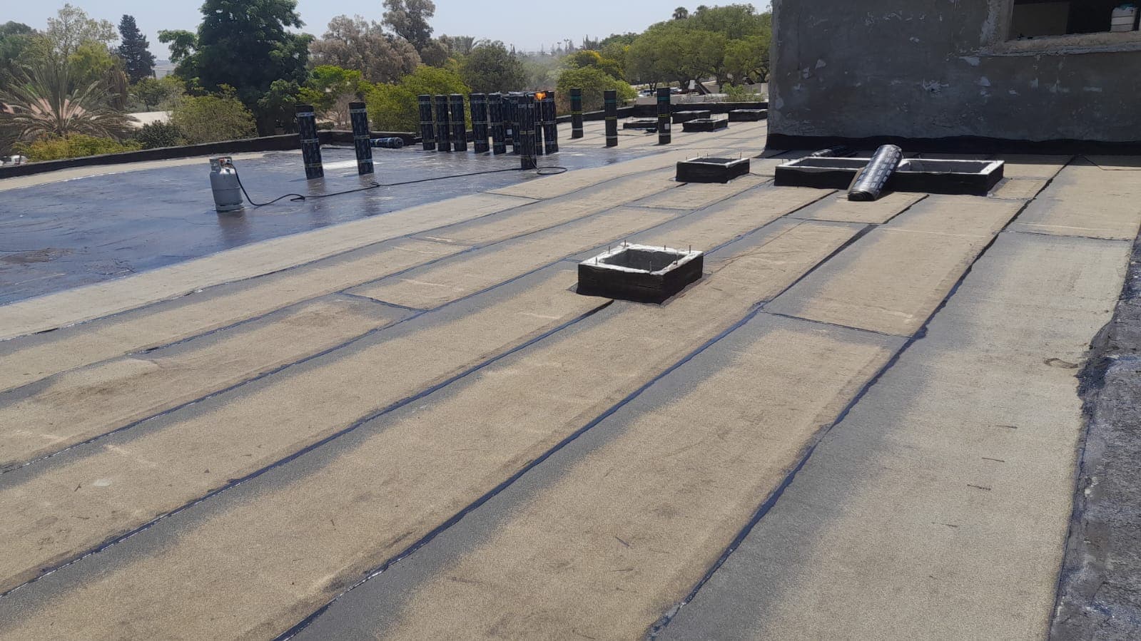 איטום גג מבנה ציבורי ביריעות ביטומניות — עאדל איטום