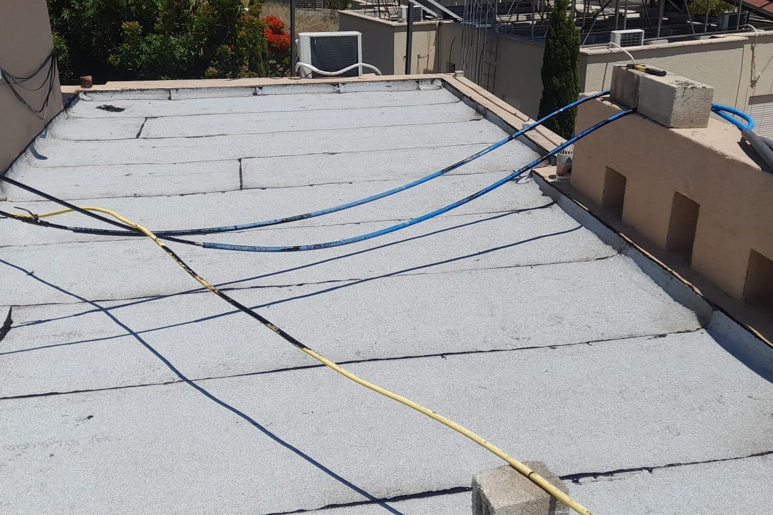 כתם רטיבות בתקרה: איך מאתרים מאיפה באמת הנזילה