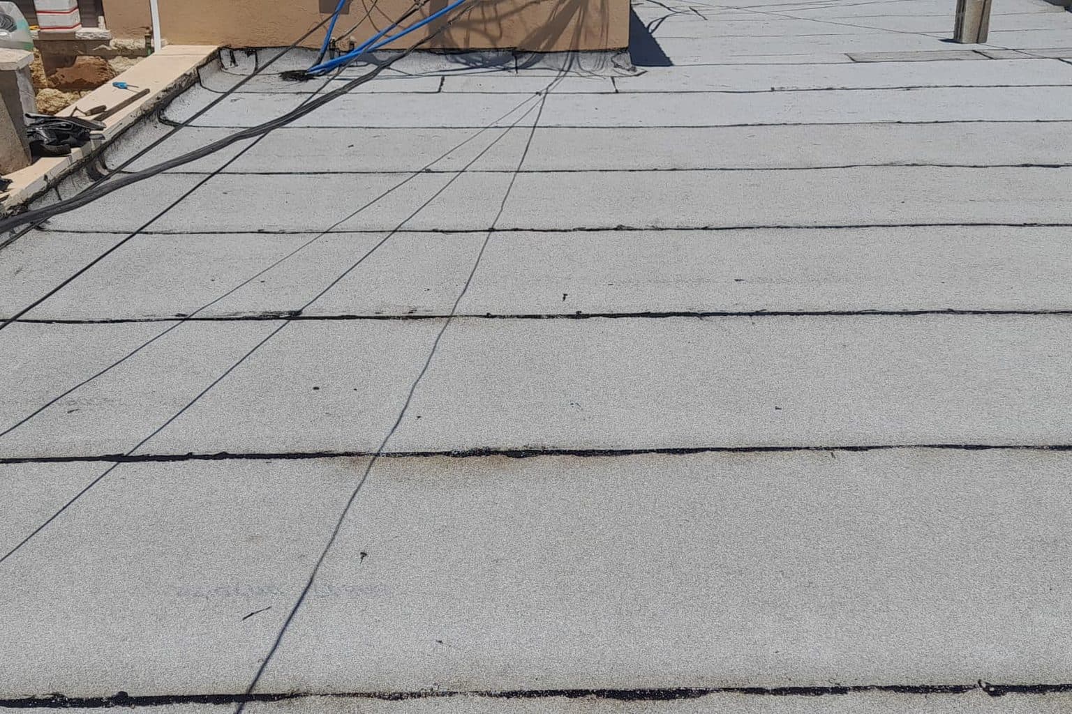 יריעות ביטומניות מול חומרי מריחה — מה עדיף לגג שלכם?